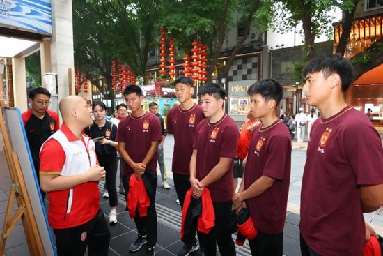 他们是一支出色的团队，但我们会带着充足的信心去踢这场比赛。